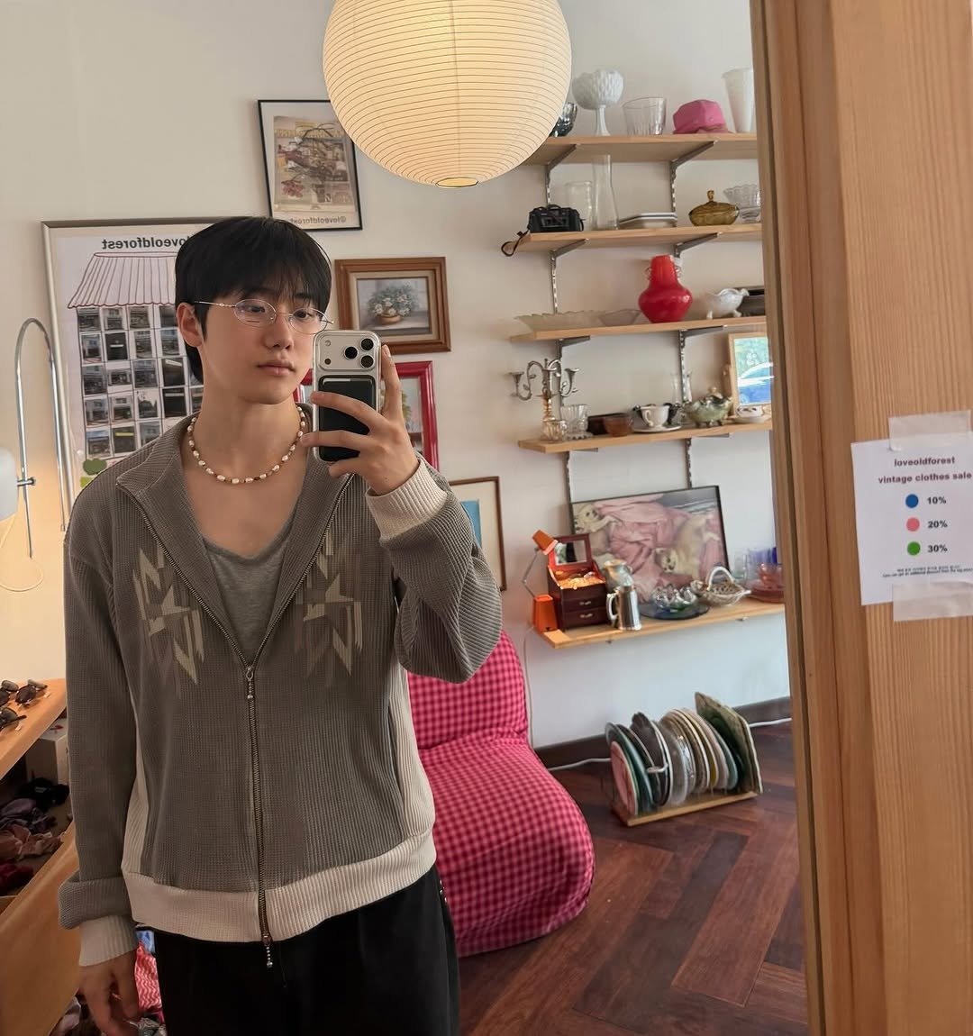 Photo by 안지호 on April 22, 2026. May be an image of bolo tie, mirror, turtleneck, cardigan, sweatshirt and text.