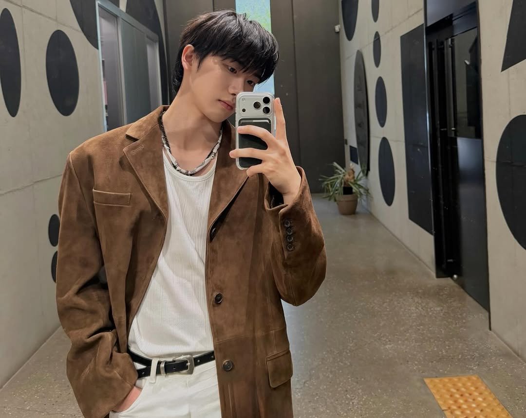 Photo by 안지호 on April 04, 2026. May be an image of one or more people, hair, bolo tie and text.