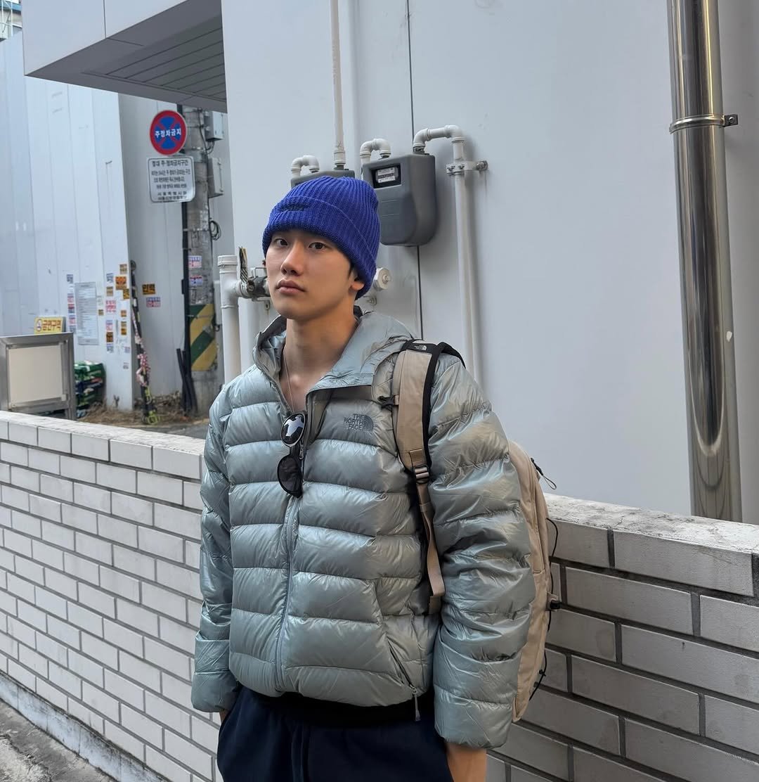 Photo by 안지호 on January 30, 2026. May be an image of goosedown coat, duffle coat, overcoat, hat, parka, cornflower and text.