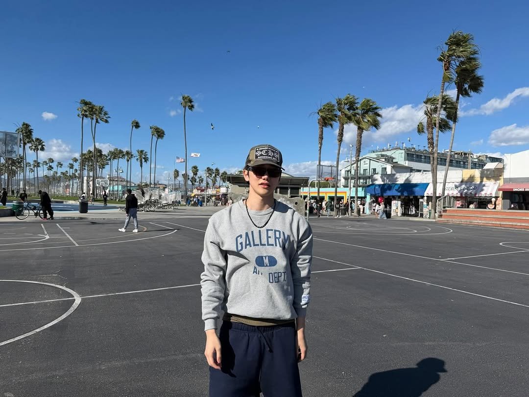 Photo by 안지호 on February 19, 2026. May be an image of basketball, sweatpants, backboard, basketball court, palm trees and text.