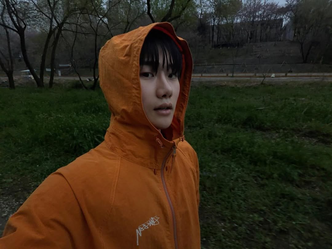 Photo by 안지호 on April 10, 2026. May be an image of duffle coat, parka, raincoat, outdoors and text.