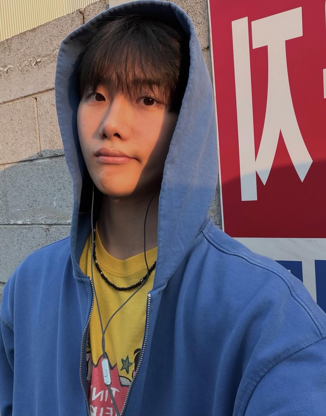 Photo by 안지호 on March 21, 2026. May be a selfie of one or more people, hair, duffle coat and text.