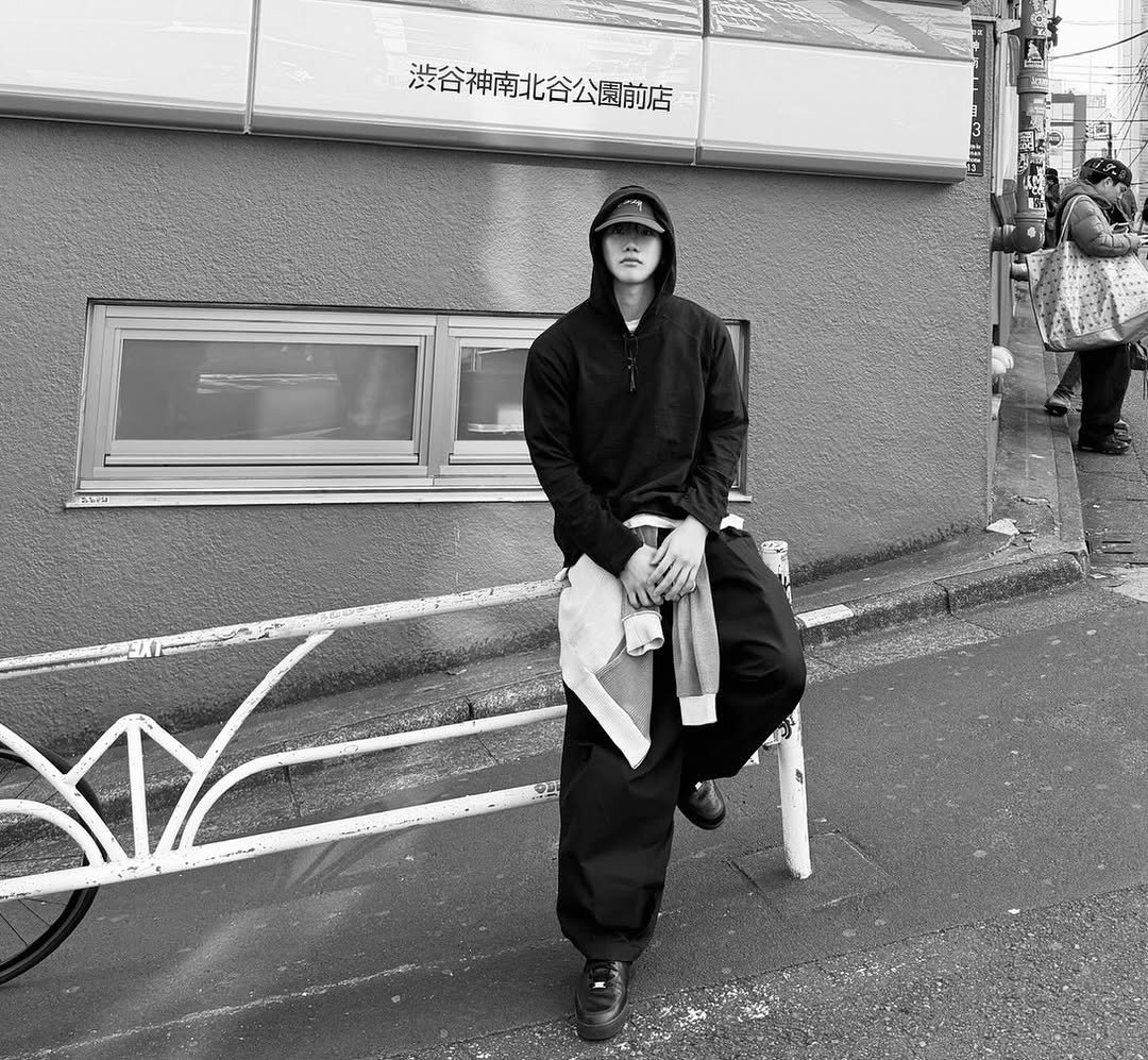 Photo by 안지호 on March 15, 2026. May be a black-and-white image of one or more people, duffle coat, overcoat, parka, street and text that says '渋谷神南北谷公園前店 E'.