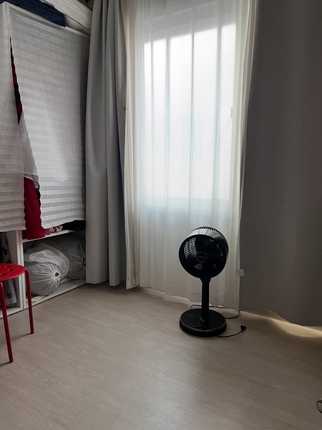 Photo by 아슈부부 on November 04, 2025. May be an image of curtains, carpet and indoors.