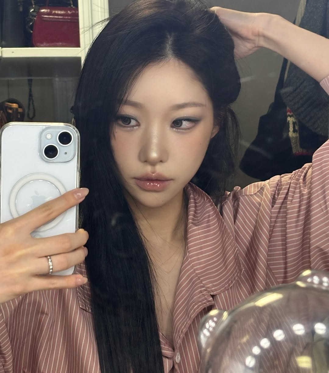 Photo by 소윤🐬 on October 24, 2025. May be a selfie of one or more people, braids, makeup and text.