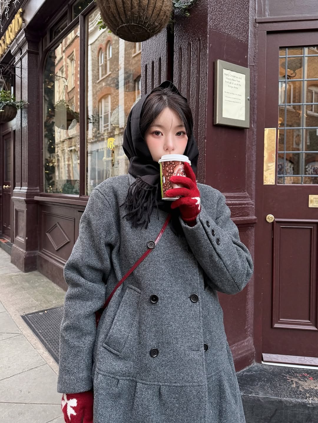 Photo by 소윤🐬 on February 10, 2026. May be an image of duffle coat, overcoat, parka, turtleneck, beret, cornflower and text.