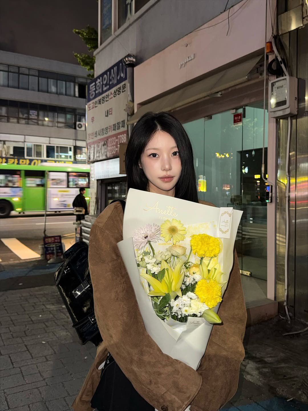 Photo by 소윤🐬 on October 23, 2025. May be an image of baby's-breath, prairie gentian, white lily, rose and text.