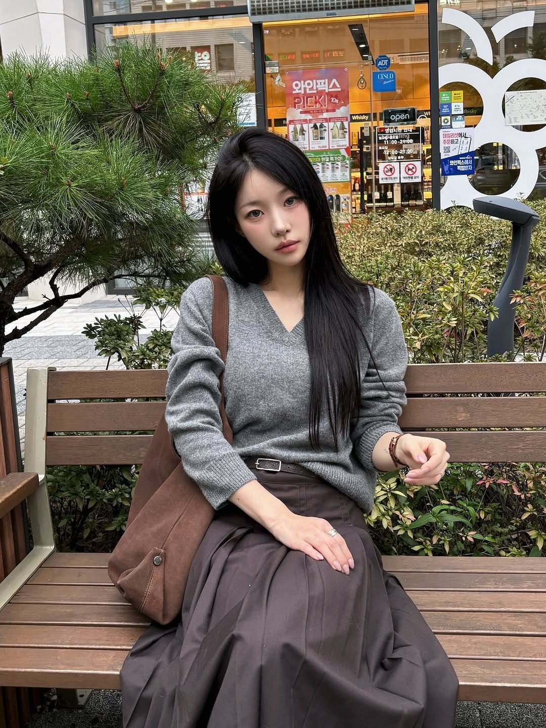 Photo by 소윤🐬 on October 18, 2025. May be an image of one or more people, hair, duffle coat, parka and text.