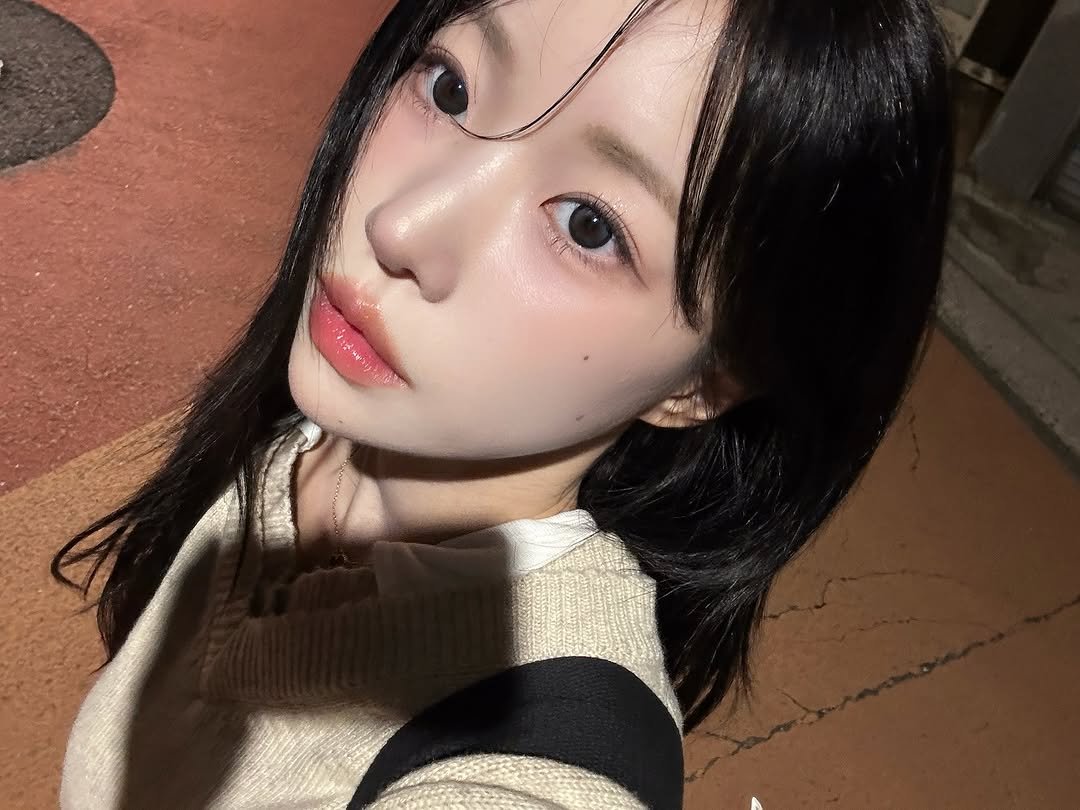 Photo by 소윤🐬 on September 28, 2025. May be an image of 1 person, hair, duffle coat and text.