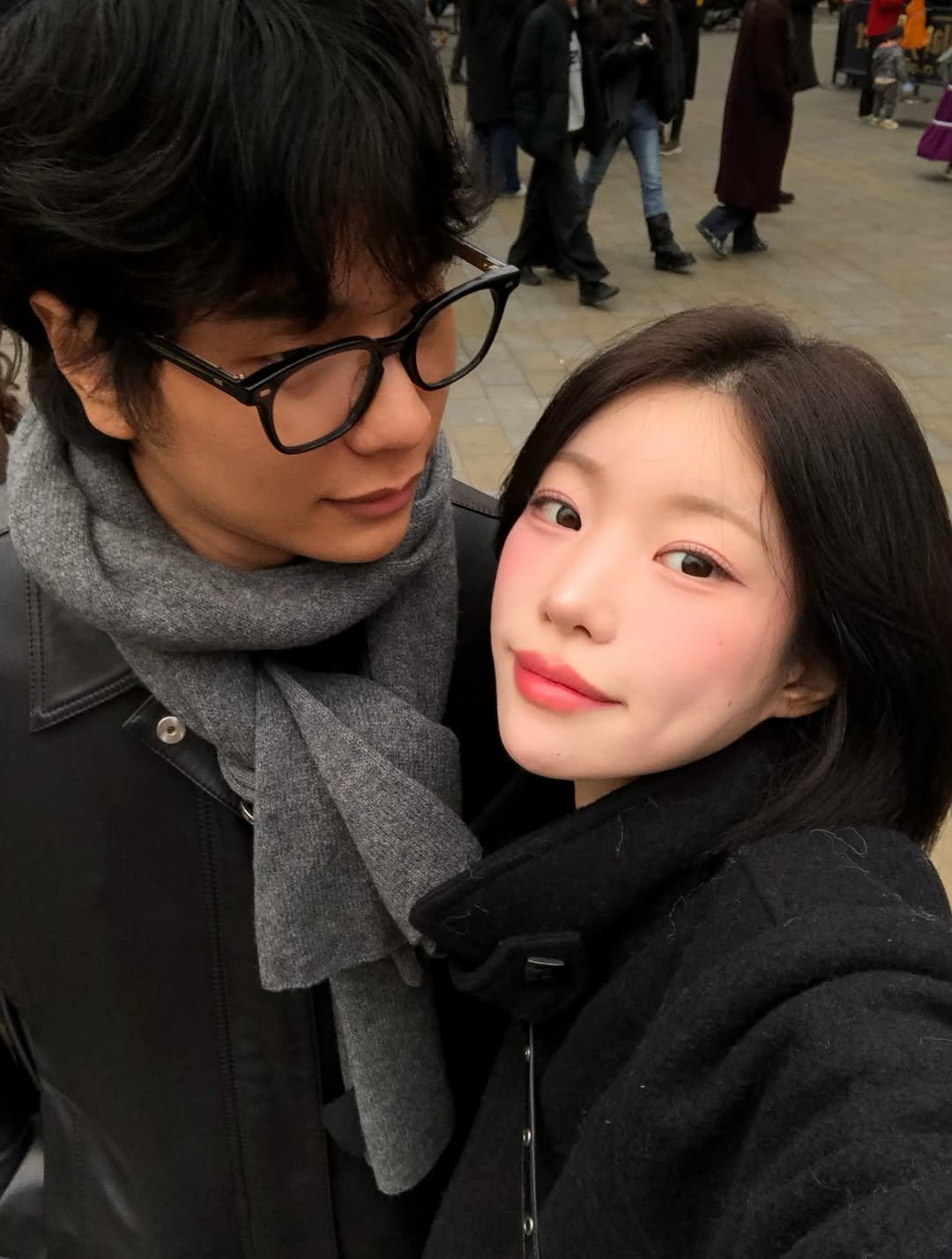 Photo by 소윤🐬 on December 31, 2025. May be a selfie of one or more people, duffle coat, overcoat, parka and text.