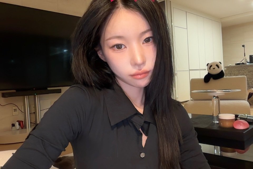 Photo by 소윤🐬 on August 26, 2025. May be an image of 1 person, hair and text.