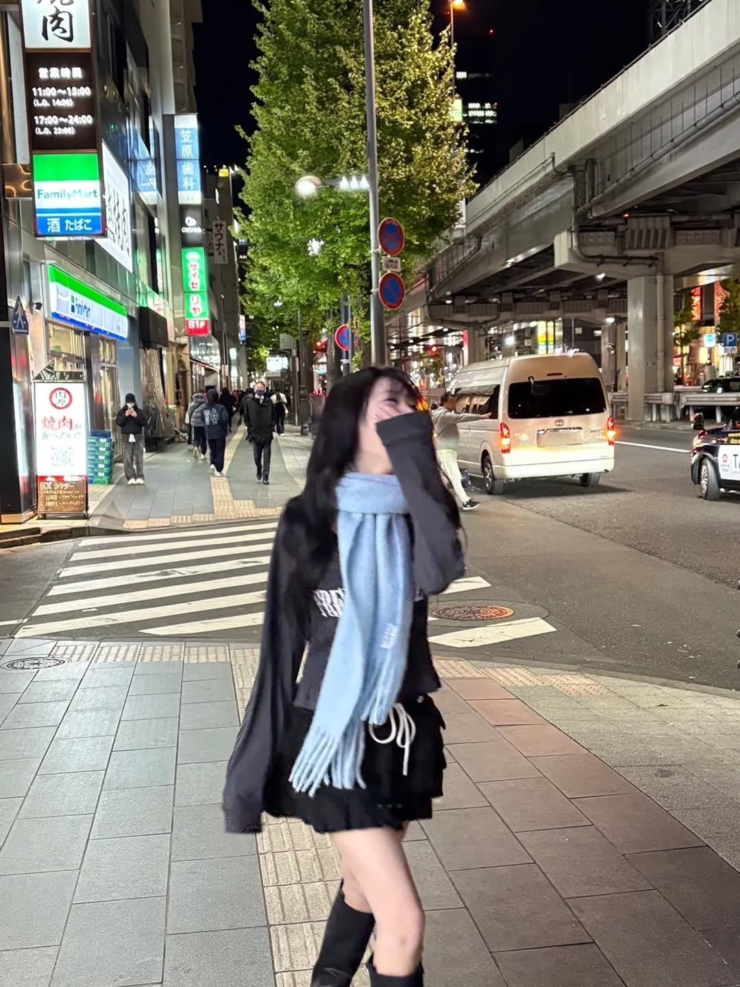 Photo by BABYMONSTER AHYEON 아현 on November 29, 2025. May be an image of miniskirt, Tokyo Tower, street, night and text that says '肉 营業時員 11:00~15:00 17:0 0~24 ~~24：00 DLO OLA 23:000 原 Famil FamilyMart 酒 たばこ mny B B1P 焼肉， 年'.