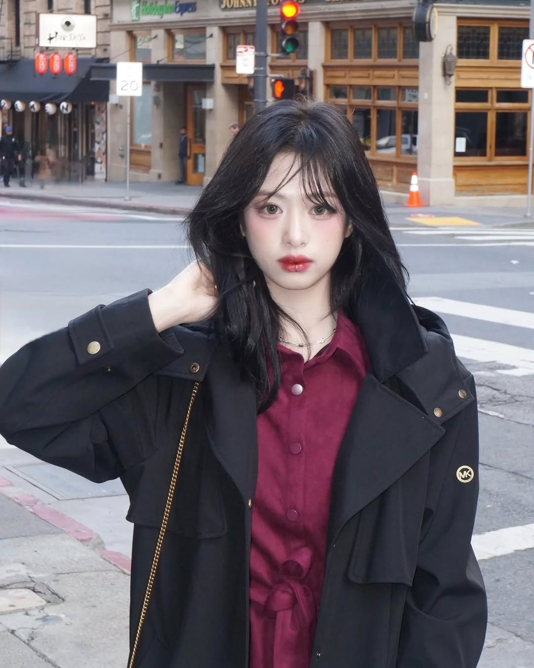 Photo by BABYMONSTER AHYEON 아현 on October 26, 2025. May be an image of one or more people, hair, duffle coat, overcoat, jacket, raincoat, parka, cloak, street and text.