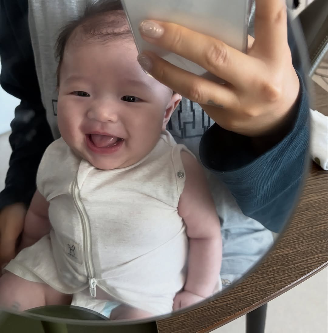 Photo by 청라 최수종 on November 21, 2025. May be a selfie of baby, mirror and text.
