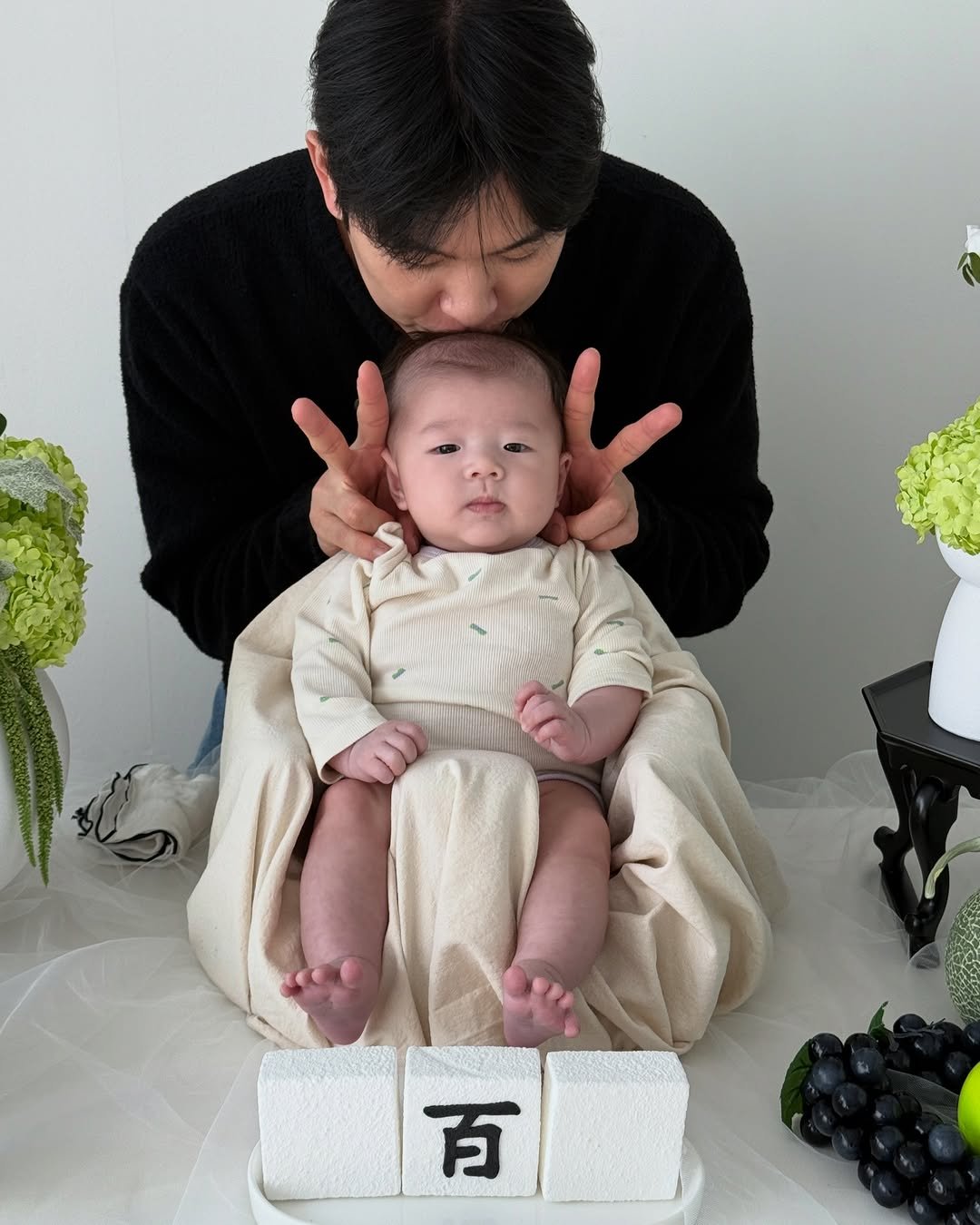 Photo by 청라 최수종 on November 28, 2025. May be an image of baby, pie and text that says '百'.