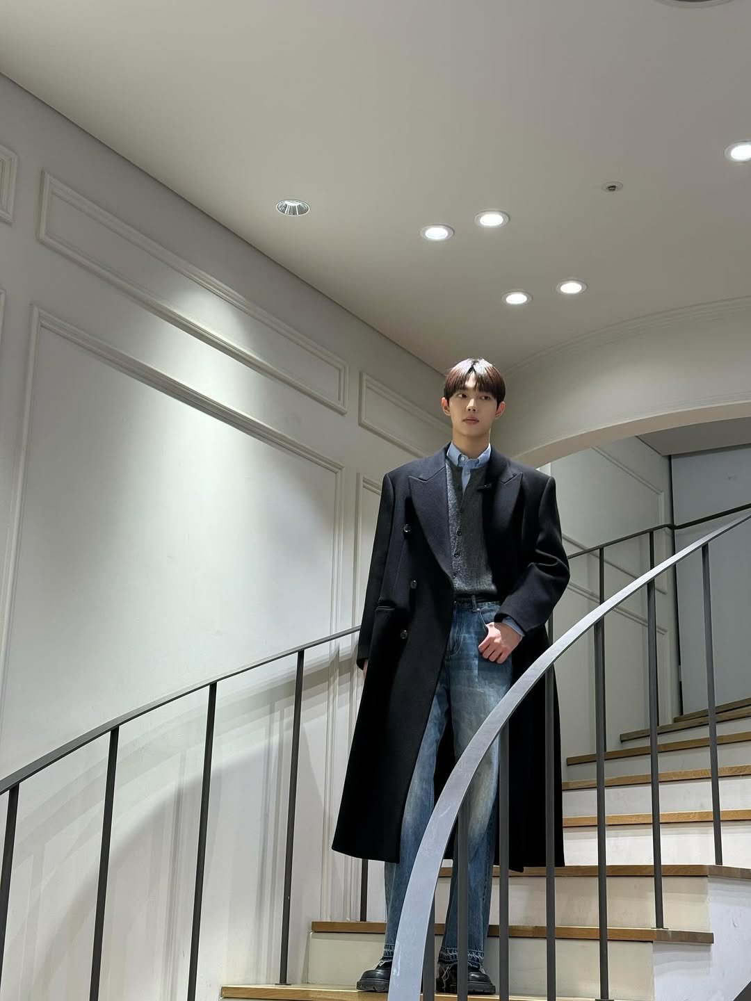 Photo by 조준영 on January 25, 2026. May be an image of duffle coat, overcoat, suit, dinner jacket and text.