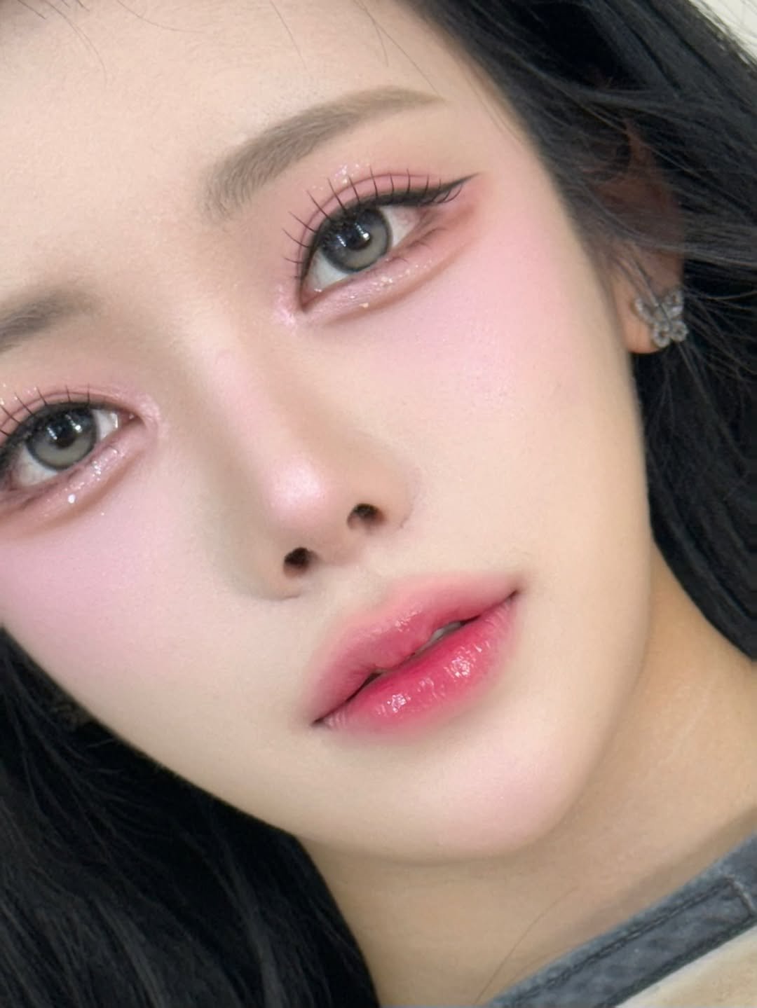 Photo by 에마블 지은원장 | 강남 메이크업/선릉메이크업 on September 11, 2025. May be a closeup of 1 person, hair, eyeliner, makeup, lipstick and text.