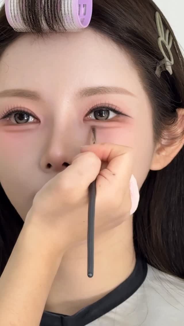 aimable_jooji 게시물 이미지: 우리유화님 메이크업🧡

살이 많이 빠져서 얼굴이 더 코딱지만해짐
복숭아같은...