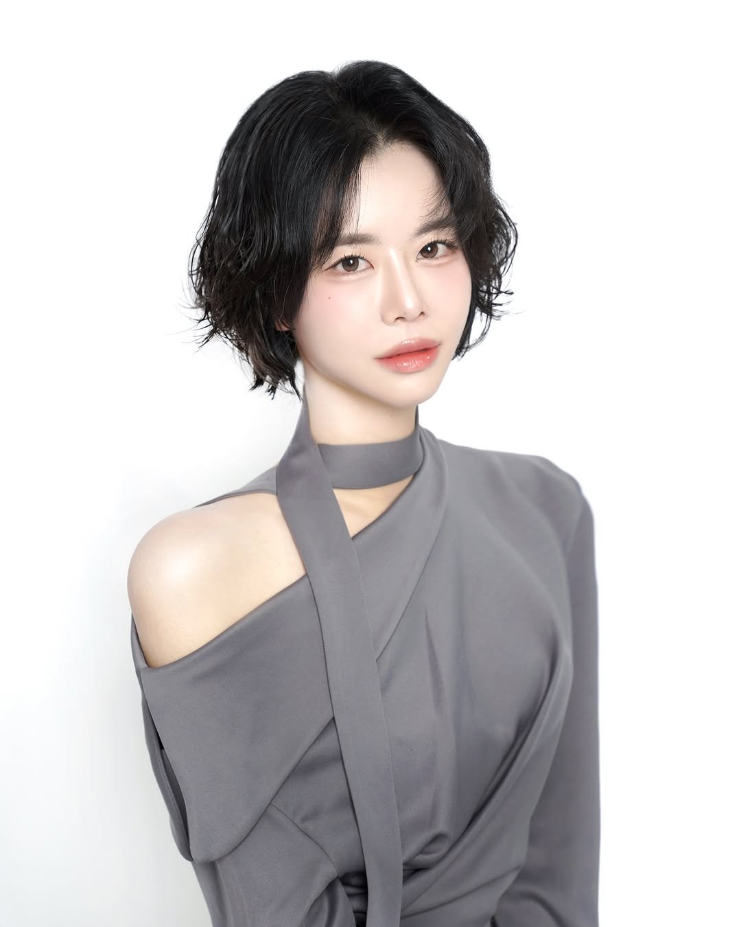 Photo shared by 에마블 지은원장 | 강남 메이크업/선릉메이크업 on January 15, 2026 tagging @bliss._.studio. May be an image of one or more people, hair, makeup, top, dress and text.