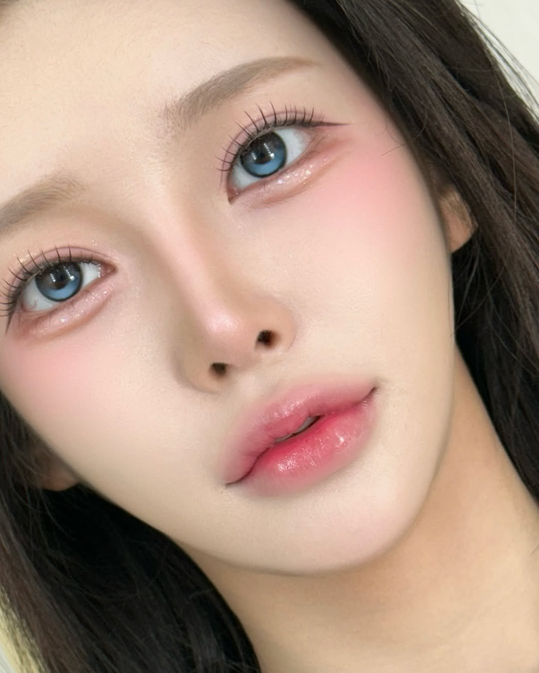 Photo by 에마블 지은원장 | 강남 메이크업/선릉메이크업 on November 12, 2025. May be a closeup of one or more people, hair, makeup, eyeliner and text.