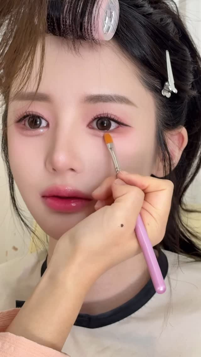 aimable_jooji 게시물 이미지: 핑크메이크업에 화려함 더해주기🩶
또렷한 핑크 좋아하는분들...