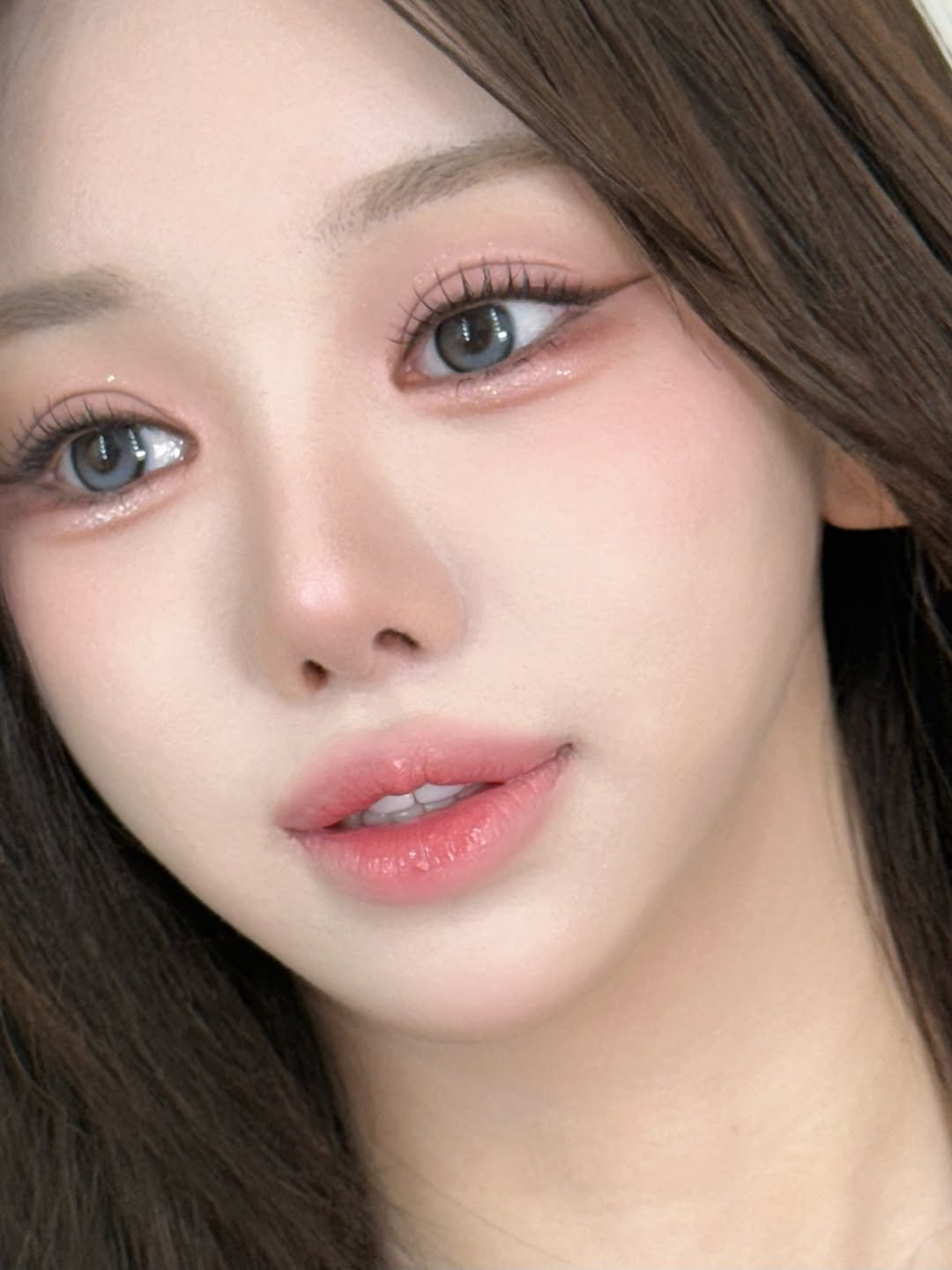 Photo by 에마블 지은원장 | 강남 메이크업/선릉메이크업 on September 23, 2025. May be a closeup of 1 person, makeup, lipstick, eyeliner, hair and text.