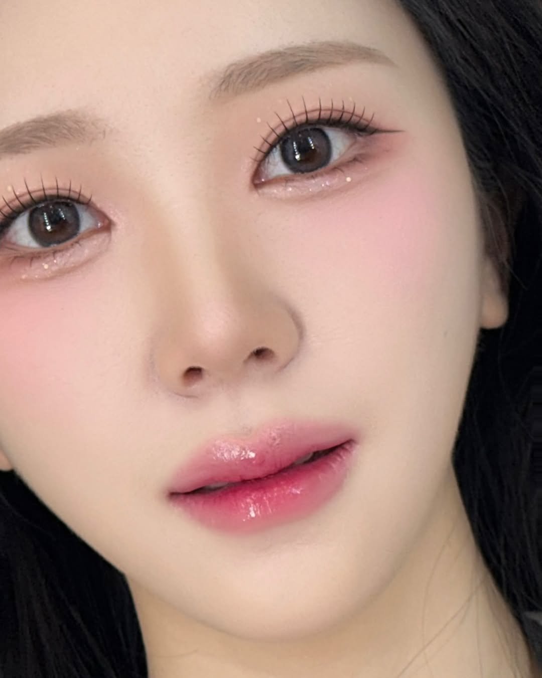 Photo shared by 에마블 지은원장 | 강남 메이크업/선릉메이크업 on May 19, 2025 tagging @holikaholika_official. May be a closeup of 1 person, eyeliner, hair, makeup, lipstick and text.