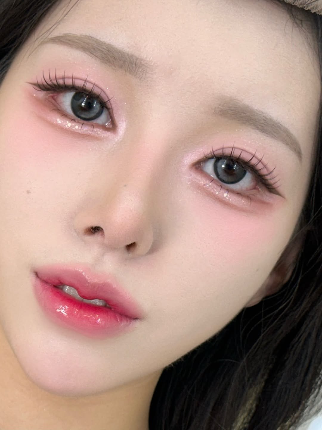 Photo by 에마블 지은원장 | 강남 메이크업/선릉메이크업 on January 21, 2026. May be a closeup of one or more people, eyeliner, makeup, lipstick and text.