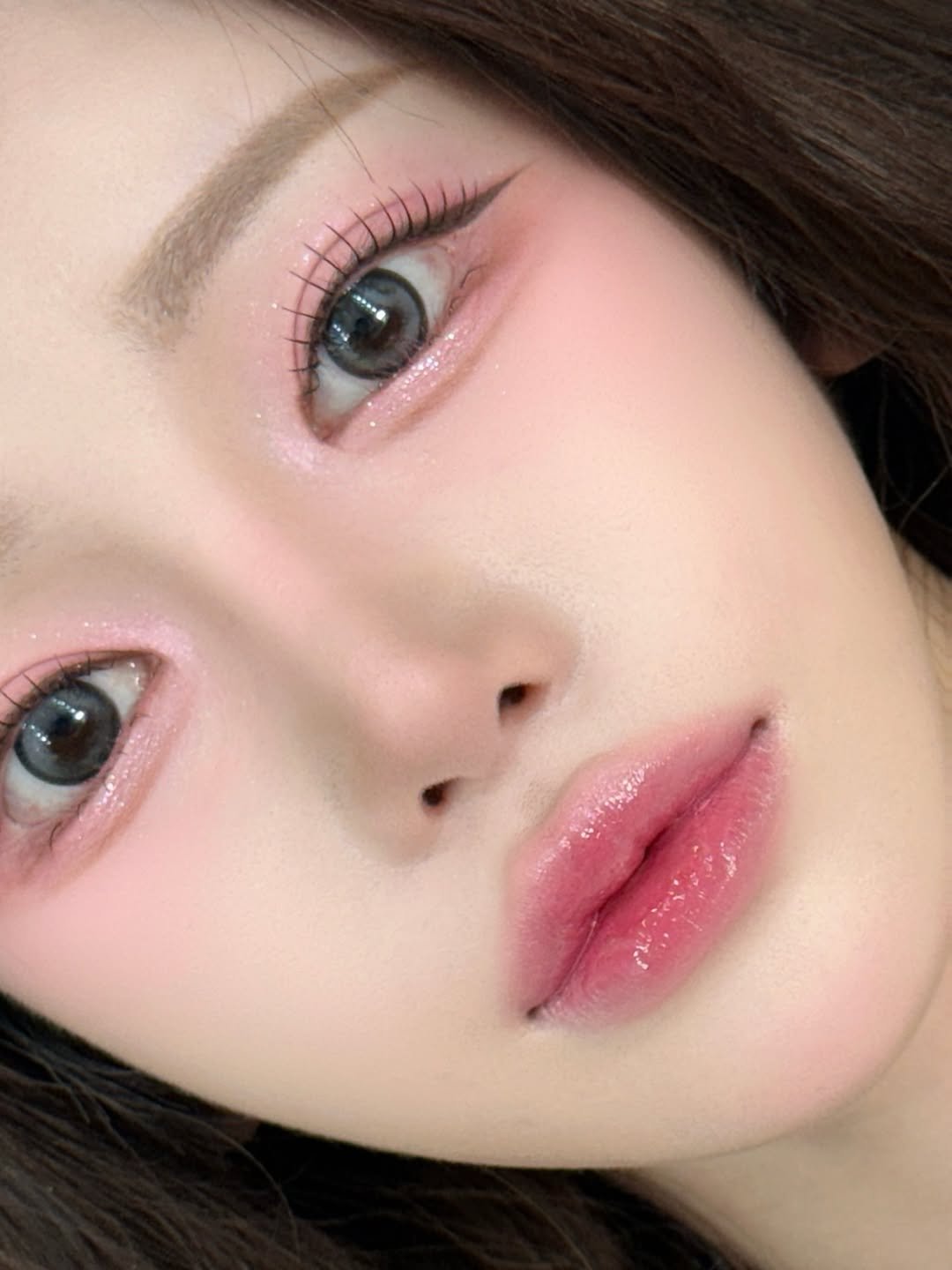 Photo shared by 에마블 지은원장 | 강남 메이크업/선릉메이크업 on December 04, 2025 tagging @michaachannel, @clio_official, @peripera_official, and @eglips.official. May be a closeup of one or more people, eyeliner, makeup, lipstick and text.