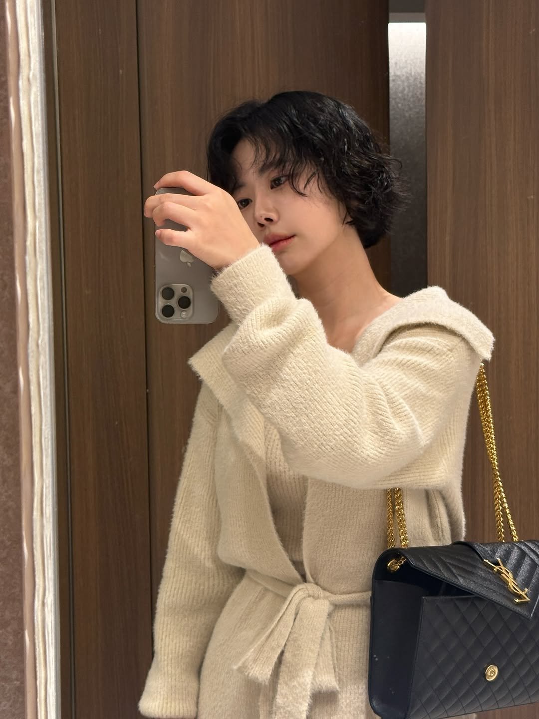 Photo by 에마블 지은원장 | 강남 메이크업/선릉메이크업 on November 10, 2025. May be an image of briefcase, cardigan, purse and text.