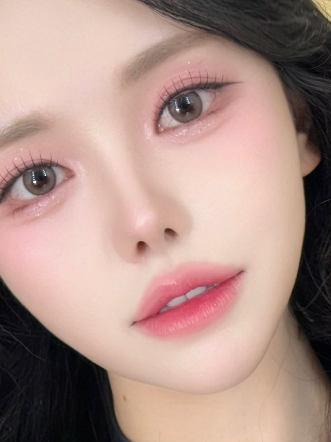 Photo shared by 에마블 지은원장 | 강남 메이크업/선릉메이크업 on July 21, 2025 tagging @etudeofficial, @wakemake_official, @holikaholika_official, @colorgram.official, @pro8_official, @sheglam_official, @ccambbak_official, and @fwee_makeup. May be a closeup of 1 person, makeup, lipstick, hair, eyeliner and text.
