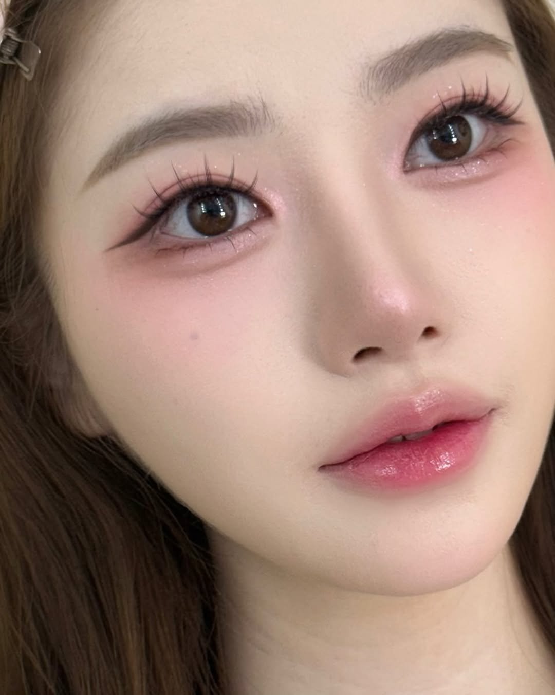 Photo by 에마블 지은원장 | 강남 메이크업/선릉메이크업 on August 20, 2025. May be a closeup of 1 person, eyeliner, makeup, lipstick and text.