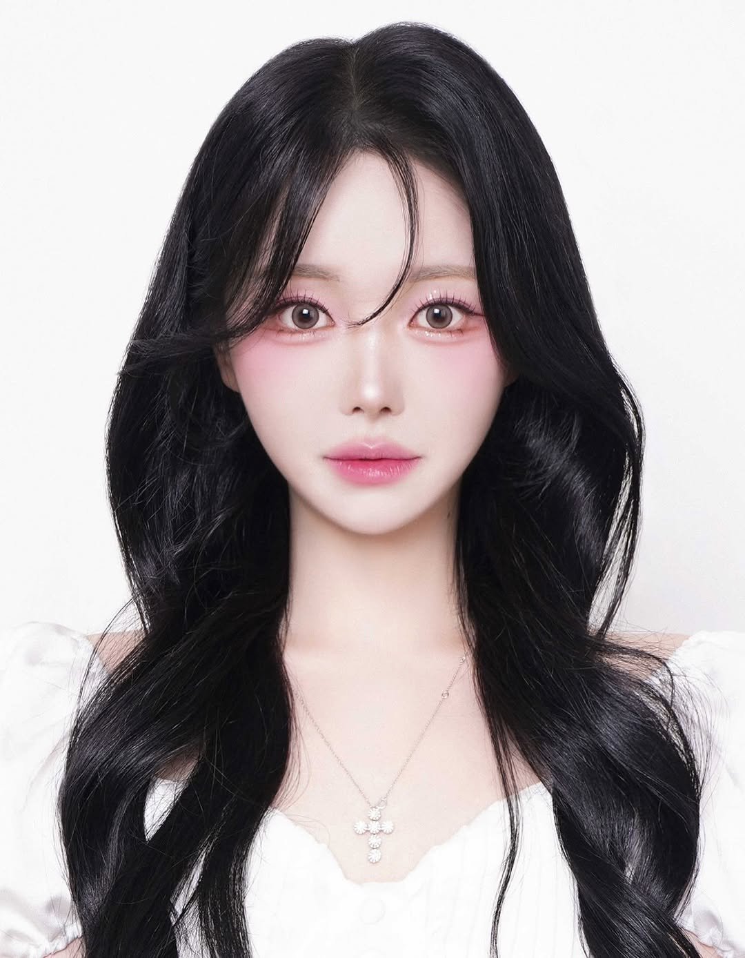 Photo by 에마블 지은원장 | 강남 메이크업/선릉메이크업 on August 24, 2025. May be an image of 1 person, hair and text.