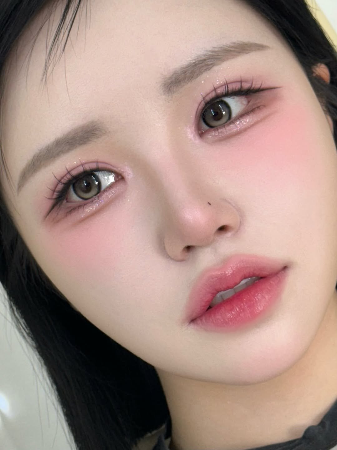 Photo by 에마블 지은원장 | 강남 메이크업/선릉메이크업 on December 18, 2025. May be a closeup of one or more people, hair, eyeliner, makeup, lipstick and text.