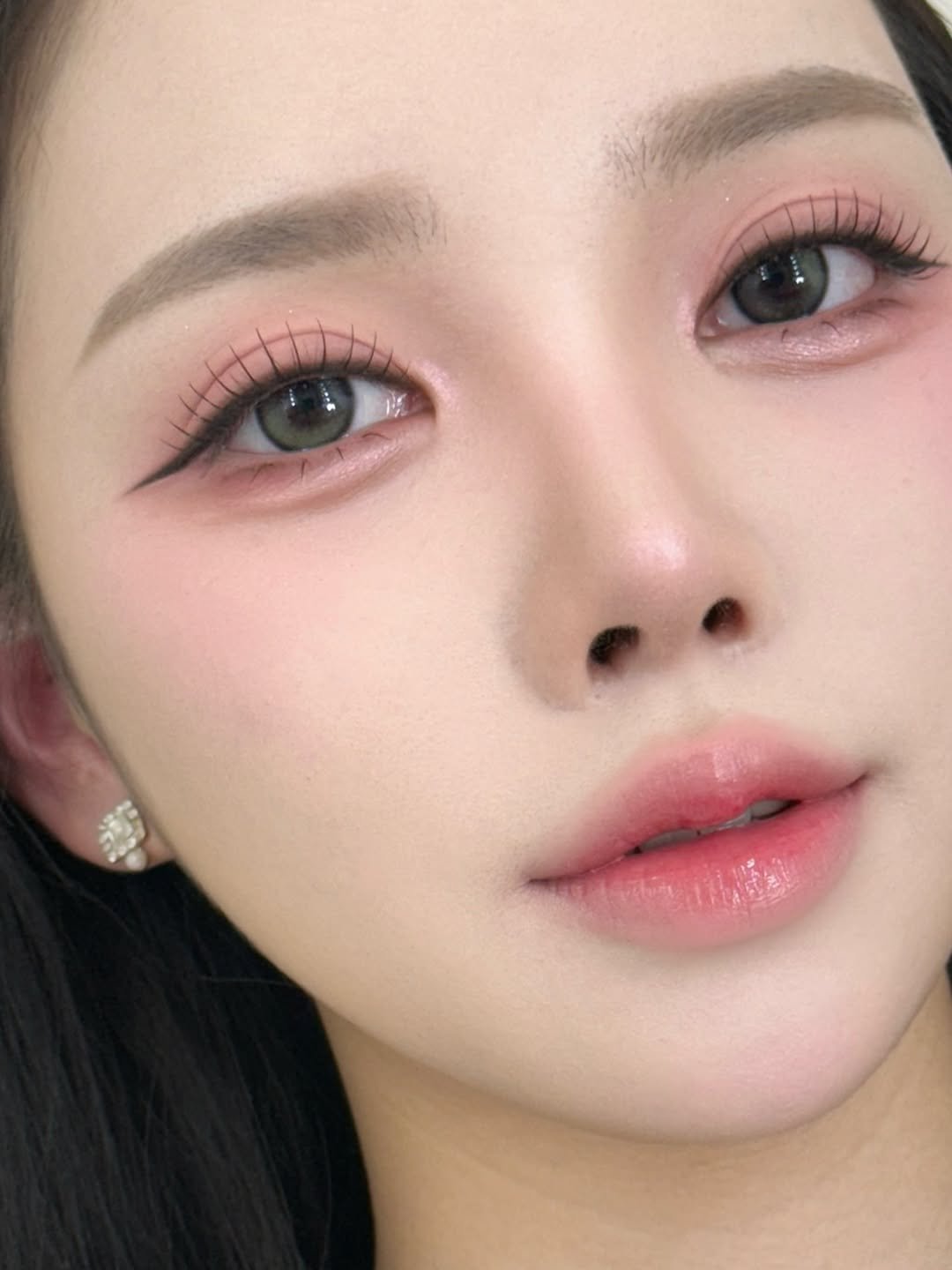 Photo shared by 에마블 지은원장 | 강남 메이크업/선릉메이크업 on August 30, 2025 tagging @sheglam_official. May be a closeup of 1 person, makeup, eyeliner, lipstick and text.