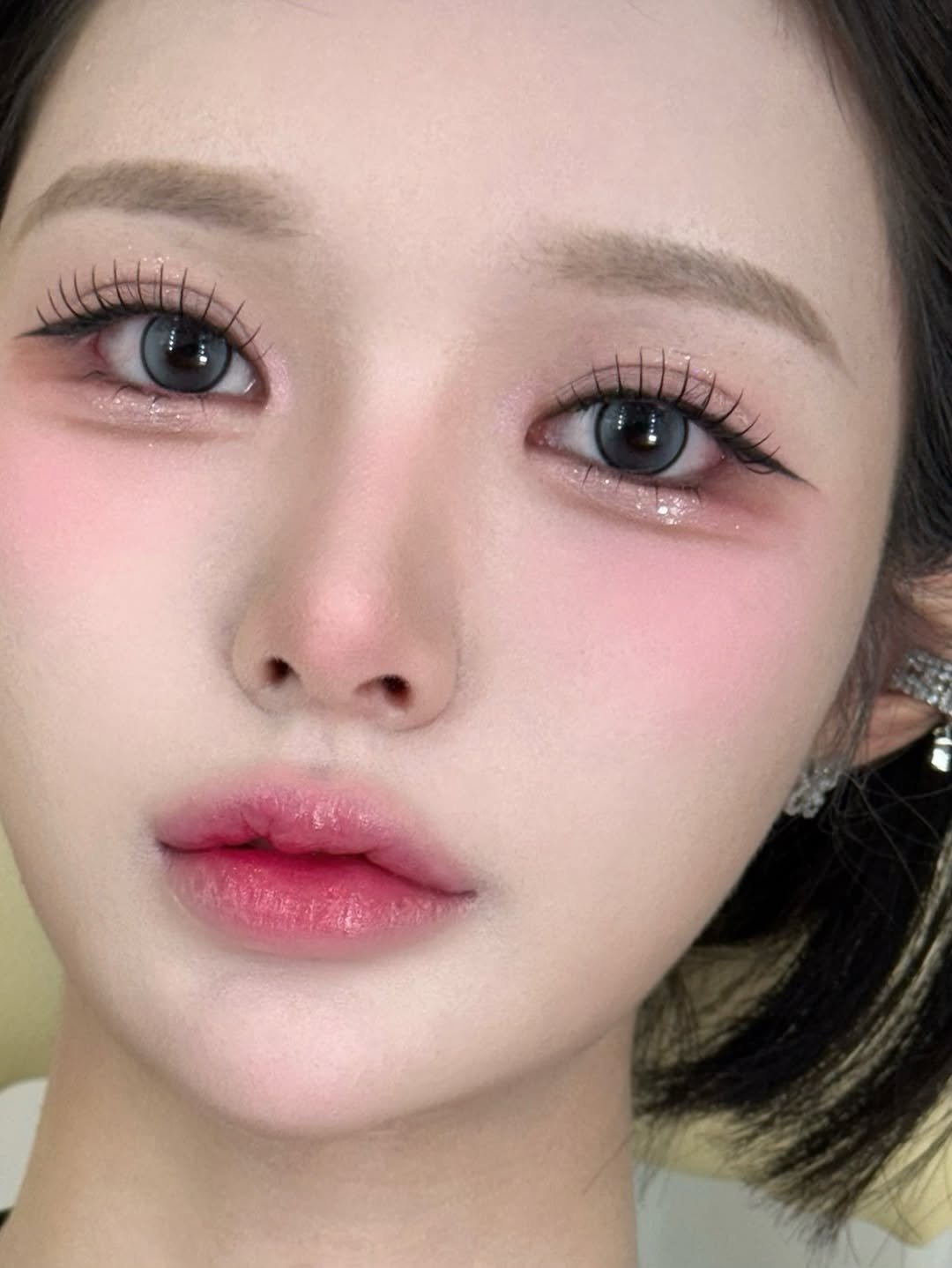 Photo by 에마블 지은원장 | 강남 메이크업/선릉메이크업 on October 26, 2025. May be a closeup of one or more people, hair, makeup, lipstick, eyeliner and text.