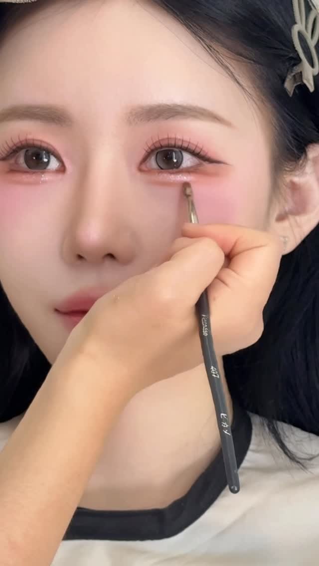 aimable_jooji 게시물 이미지: 스머징라이너 이제 이걸로 빠짐

원래 1호 헤이즈 제일많이썼는데
쿨톤한테는 5호...