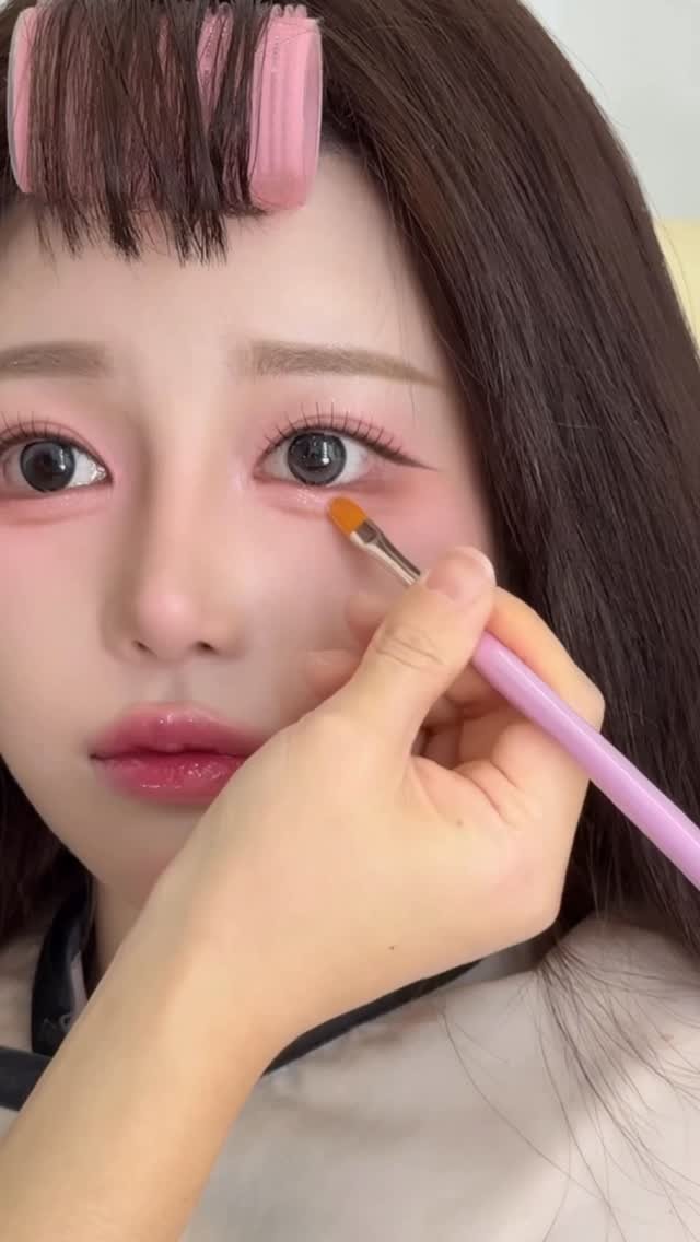 aimable_jooji 게시물 이미지: 사방트임 핑크메이크업!

트인눈매 살려주기💗
오동통하게 애교살까지 살려주면
너무...