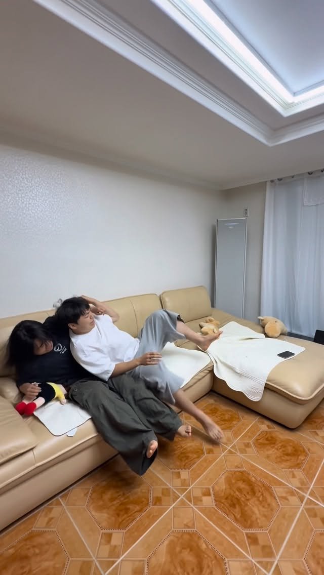 ainbag9_ 게시물 이미지: 누나를 지킬 자신이 없는 동생 #남매 #일상 #군체 #후유증