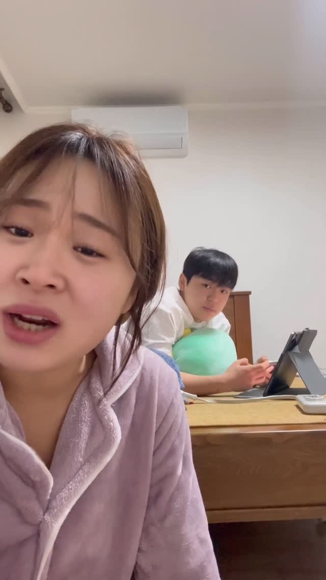 ainbag9_ 게시물 이미지: 2026년에도 누나가 불편하게 해주께~
#남매 #일상 #동생