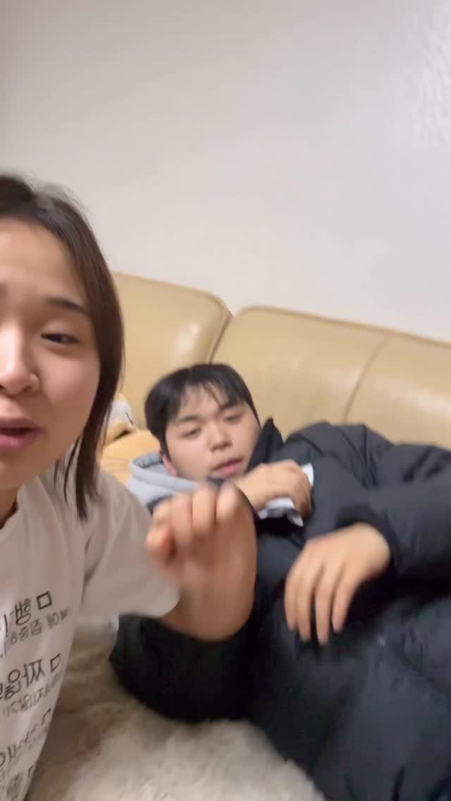 ainbag9_ 게시물 이미지: 사장님 아시면 아이댄다 ㅜ
#남매 #일상 #동생