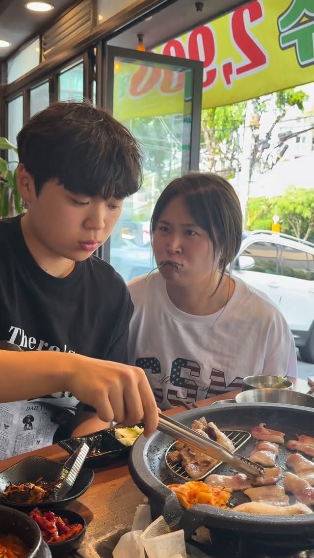 ainbag9_ 게시물 이미지: 나랑만 놀아요 나랑만나랑만 나랑만.#남매 #일상 #동생