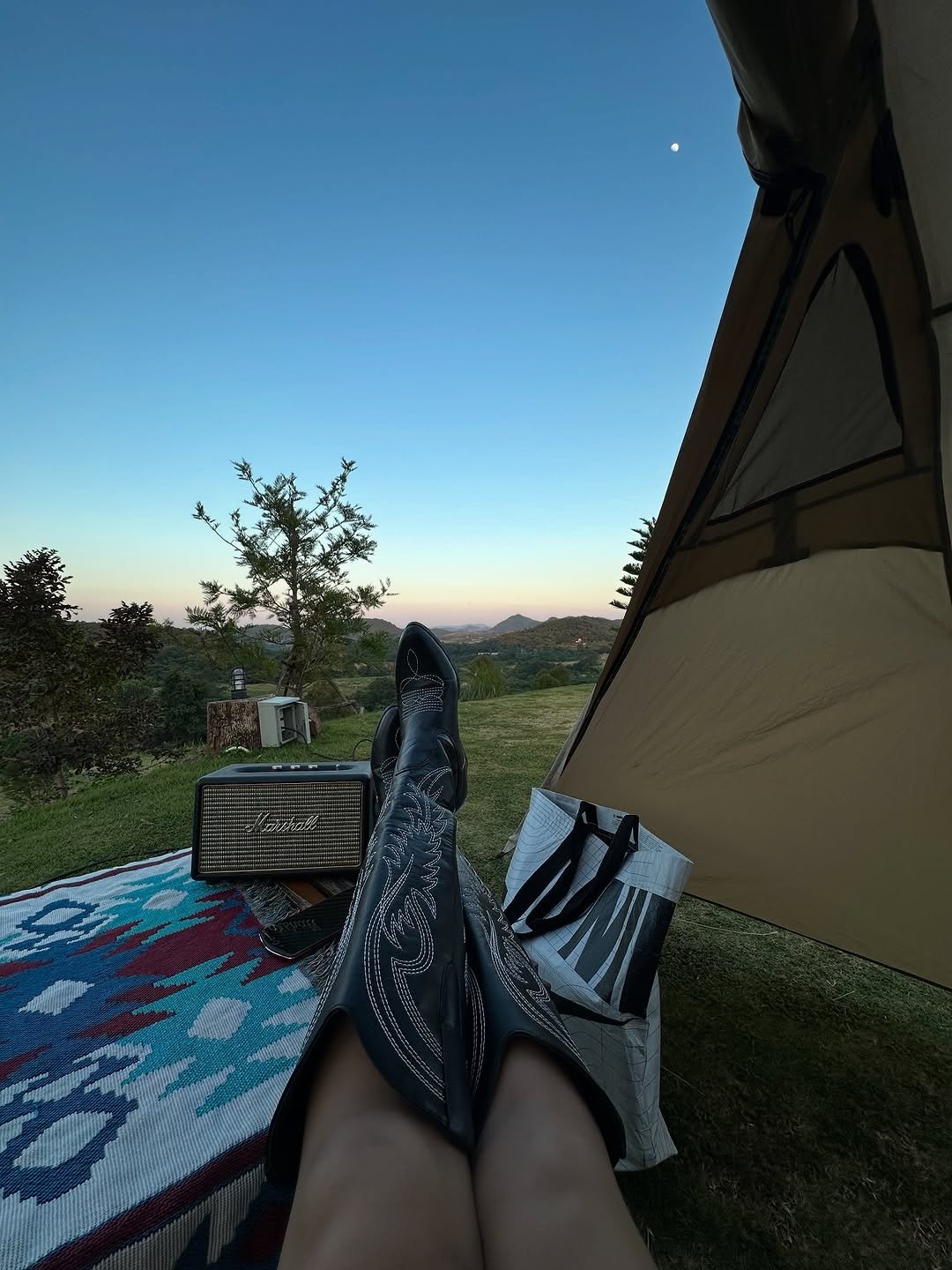 Photo by ไอเนะ ยูคิมุระ on December 01, 2025. May be an image of campsite, boots, picnic and text.