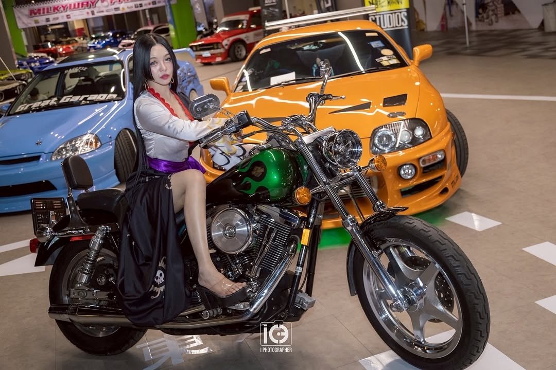 Photo by ไอเนะ ยูคิมุระ on November 27, 2025. May be an image of motorcycle, wheel and text that says 'TUDIOS GREFK Garagn PUTTaA チア】 iG IPHOTOGRAPHER GRAPHER'.