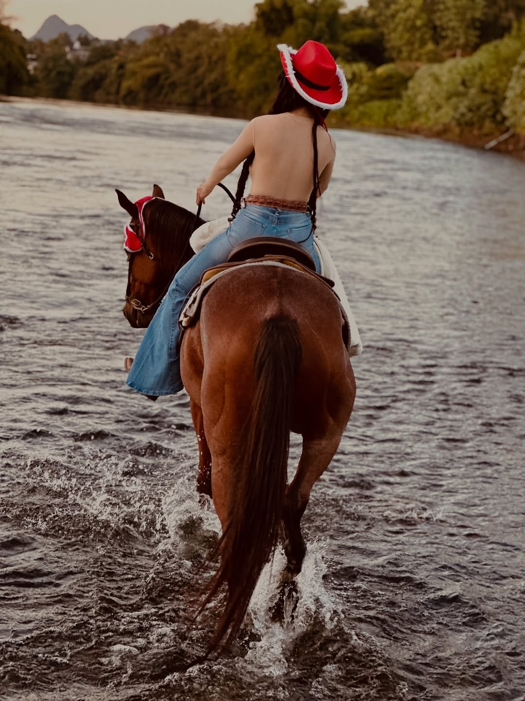 Photo by ไอเนะ ยูคิมุระ on December 24, 2025. May be an image of riding on a horse, horse, saddle and text.