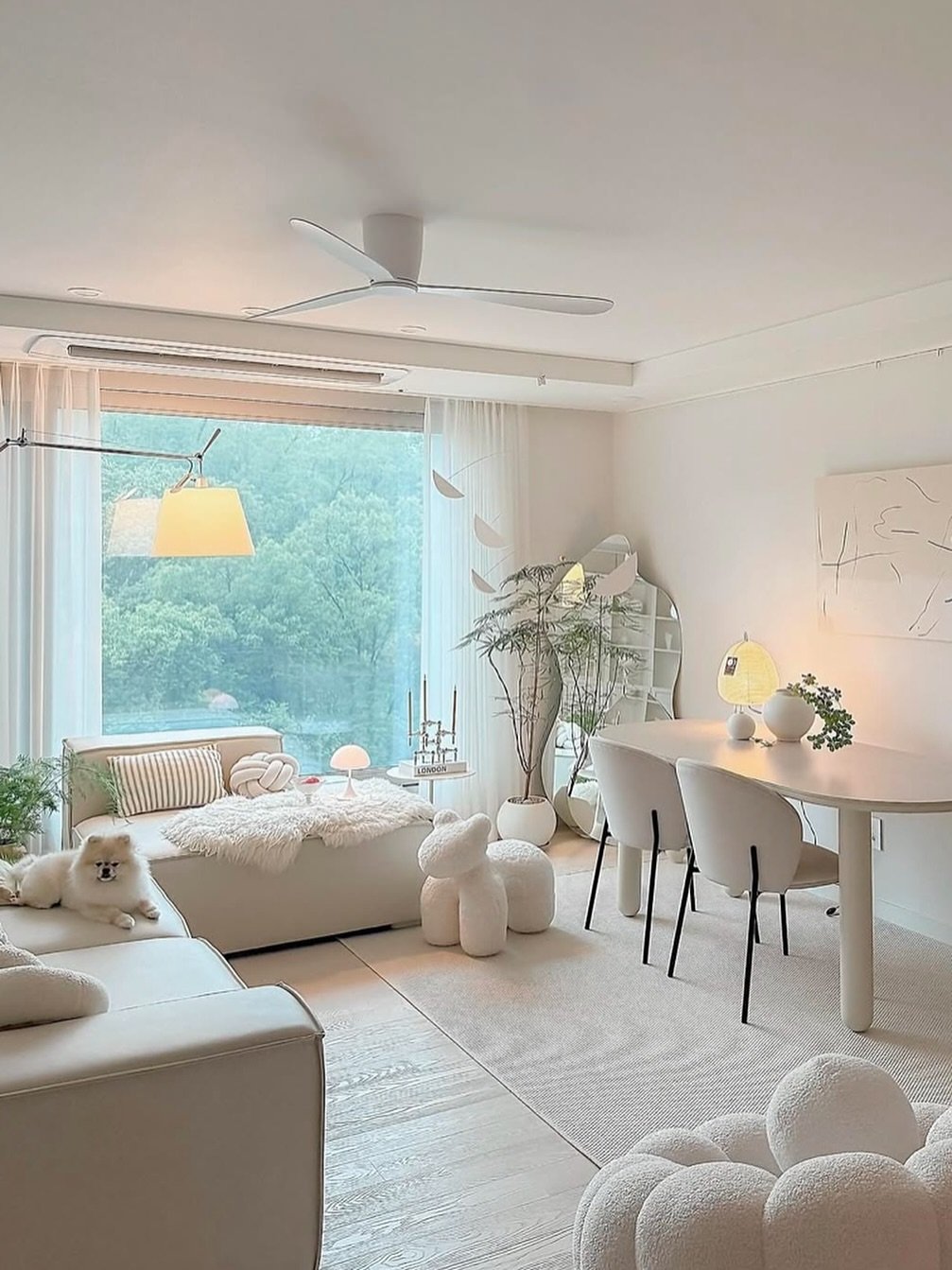 Photo by 에어블로우 on July 17, 2025. May be an image of lighting, sofa, dining table, armchair, living room, indoors and text.