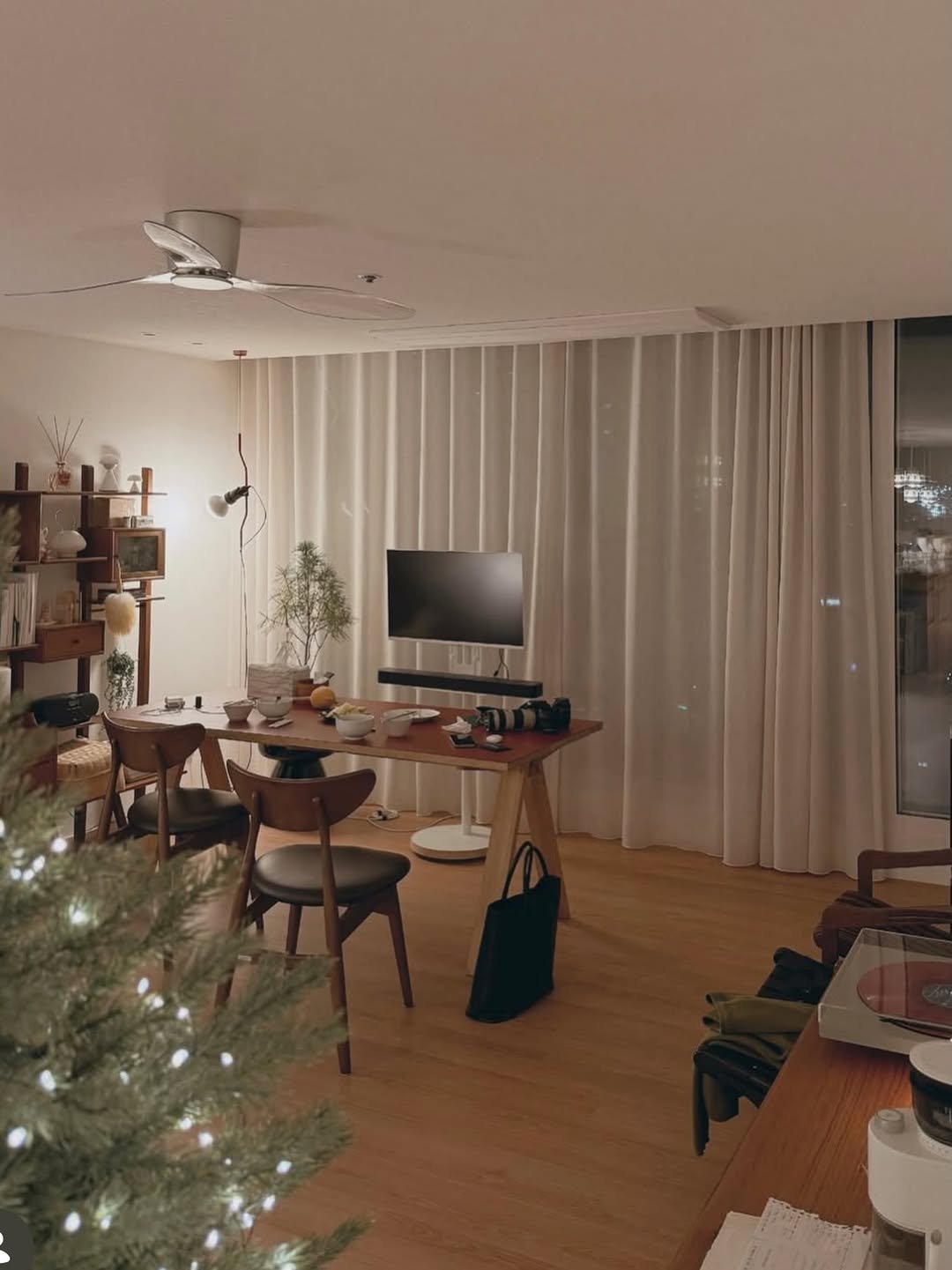 Photo shared by 에어블로우 on December 11, 2025 tagging @airblow_official. May be an image of lighting, christmas tree, dining table, indoors and text.