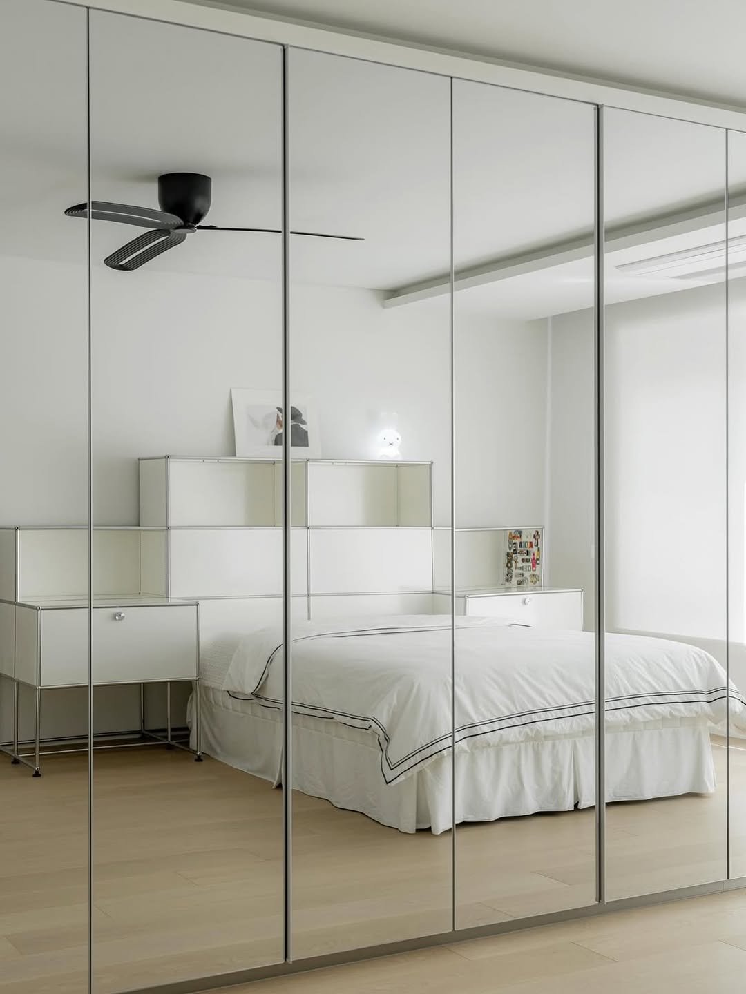 Photo shared by 에어블로우 on December 14, 2025 tagging @airblow_official. May be an image of mirror, bed, mattress, indoors, bedroom, sliding door and text.