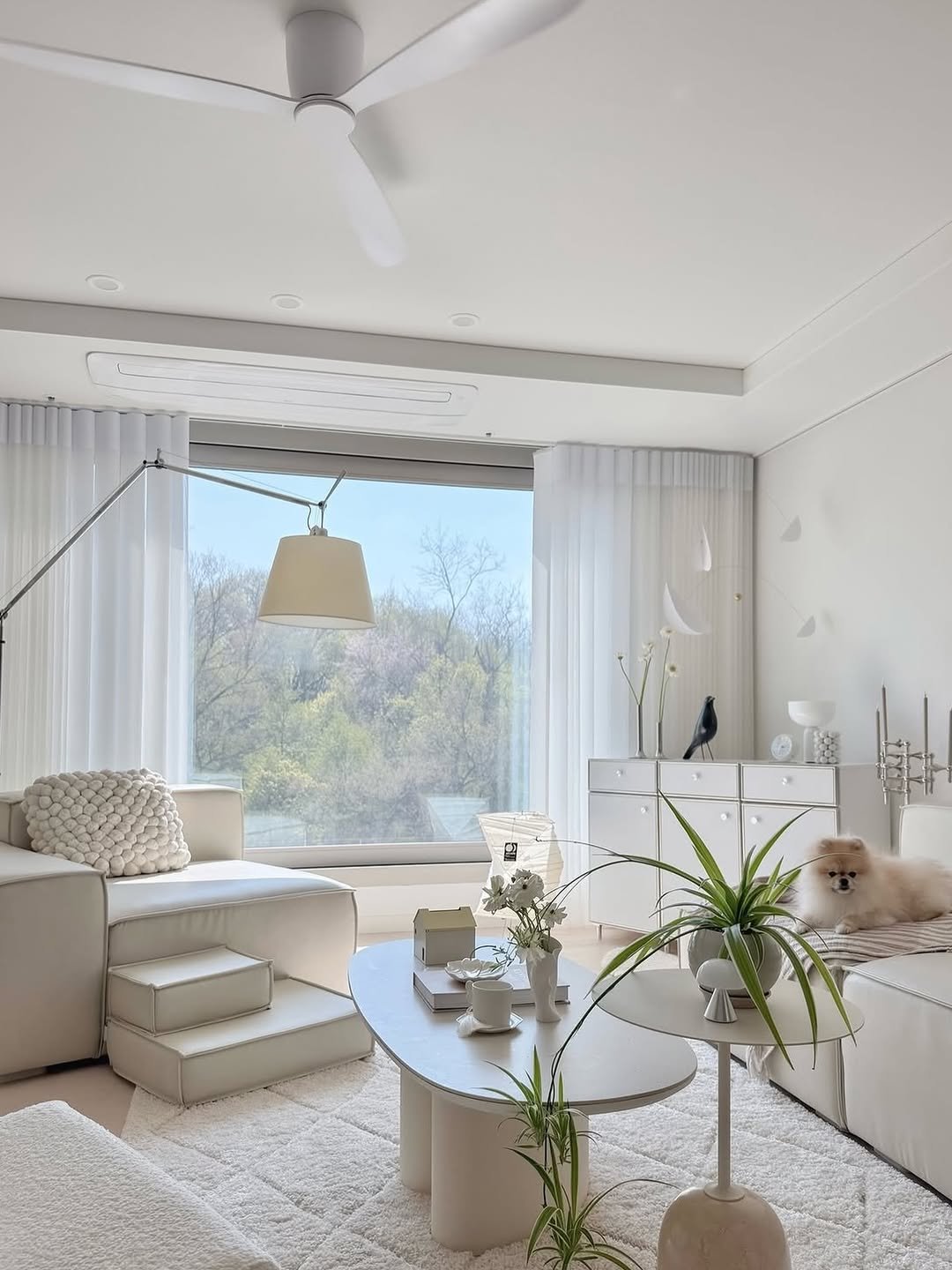 Photo shared by 에어블로우 airblow on April 20, 2026 tagging @airblow_official. May be an image of sofa, chaise lounge, living room, indoors and text.