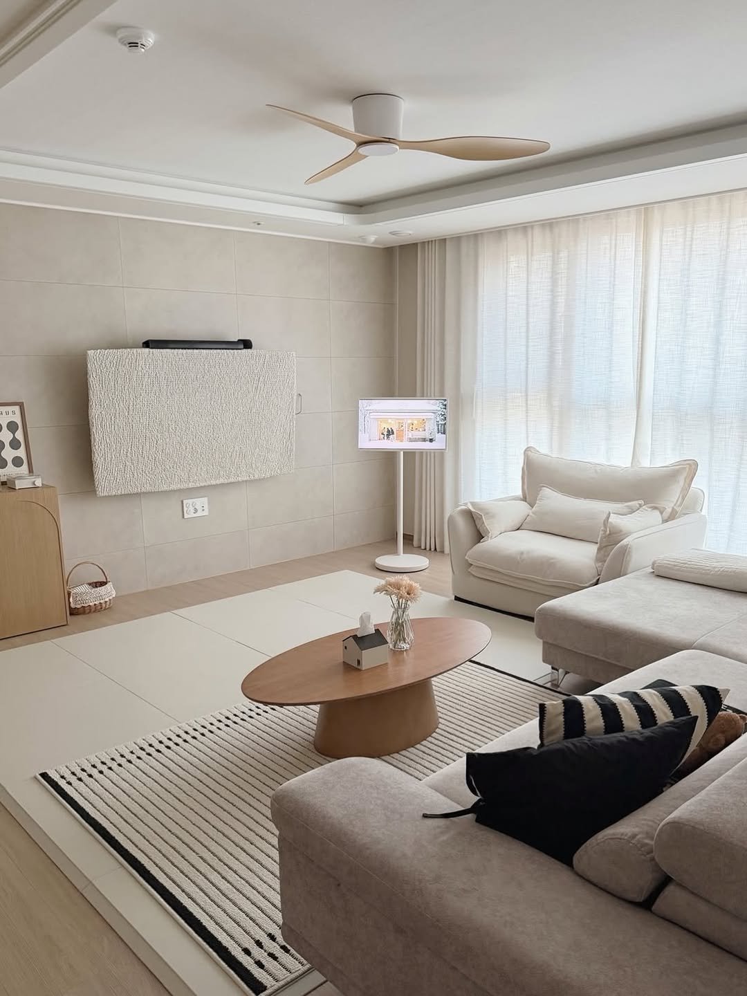 Photo shared by 에어블로우 airblow on January 22, 2026 tagging @airblow_official. May be an image of lighting, sofa, chaise lounge, indoors, bedroom, living room and text.